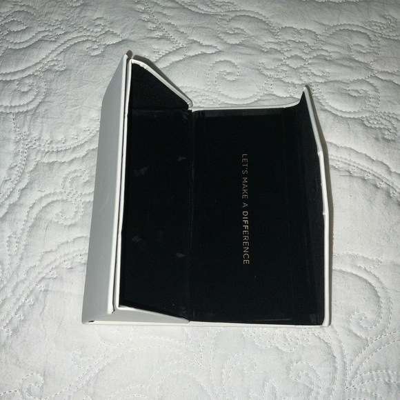 DIFF White sunglasses case. - Picture 2 of 3